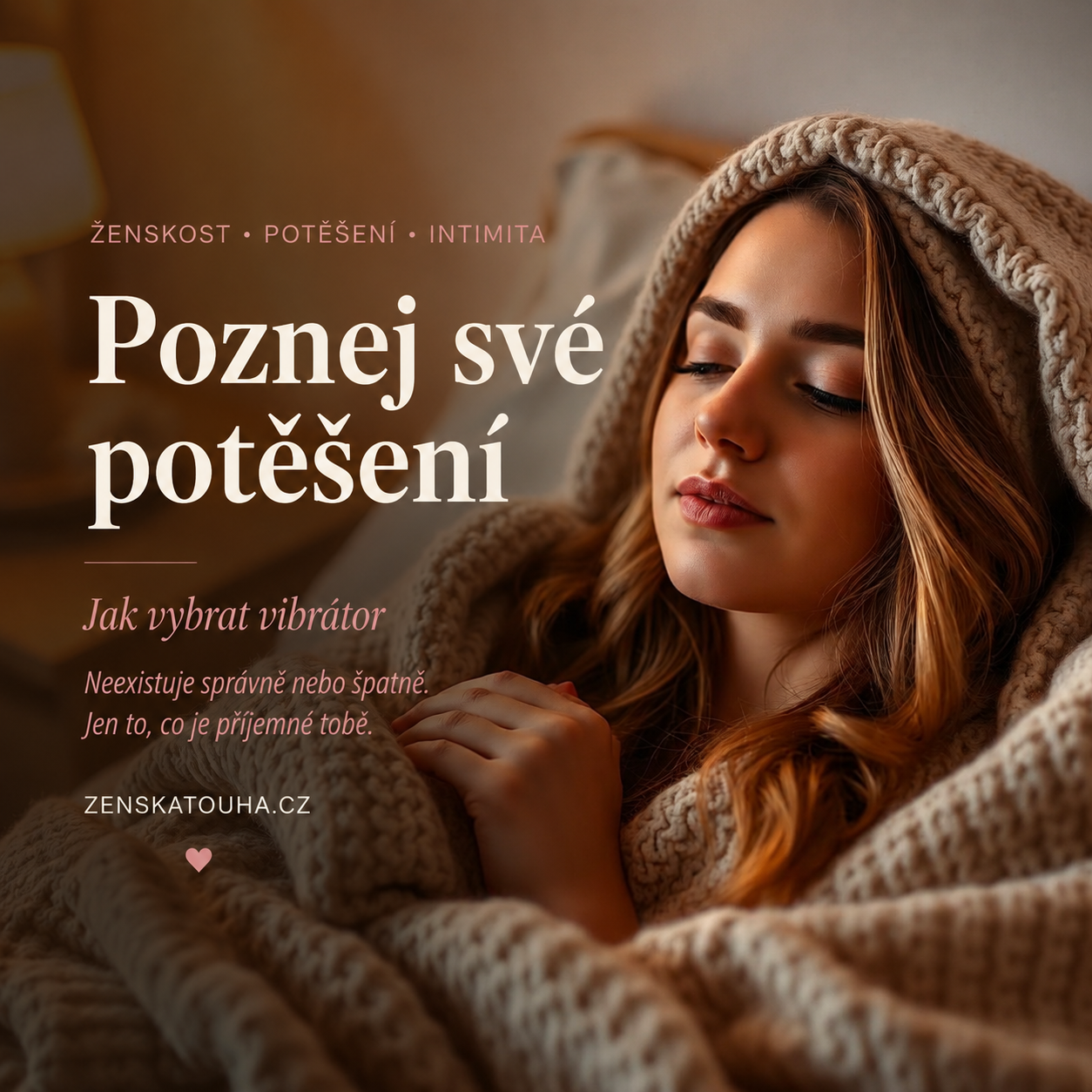 Jemný elegantní vibrátor v béžových tónech jako symbol článku o výběru prvního vibrátoru