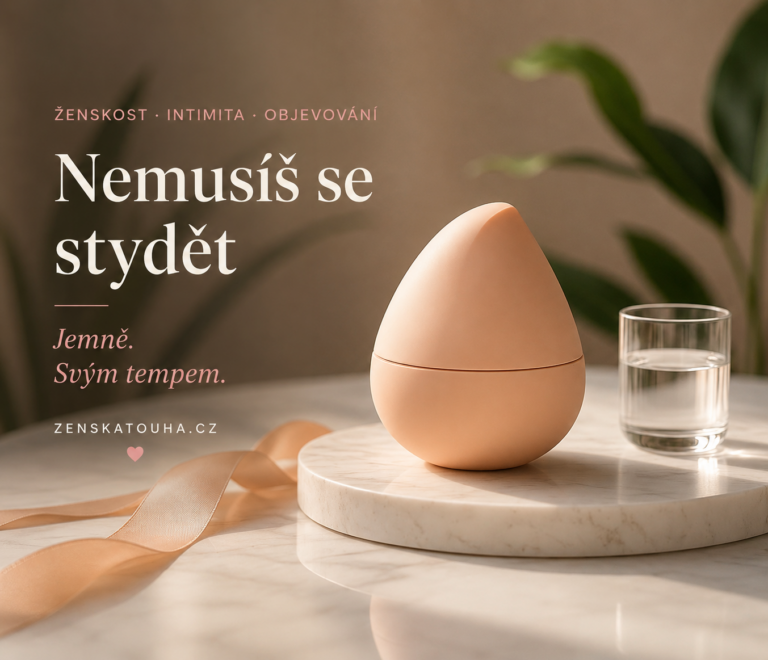 Minimalistický vibrátor v jemných béžových tónech jako symbol ženské intimity a objevování vlastního těla